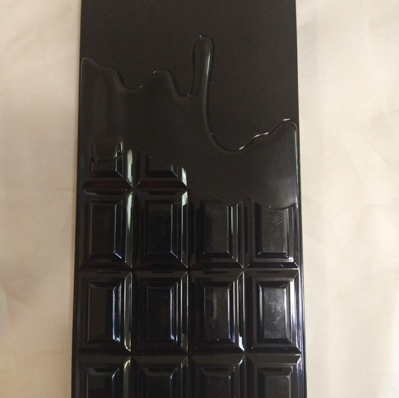 Revolution Chocolate Vice bar eyeshadow palette - Picture 2 of 3